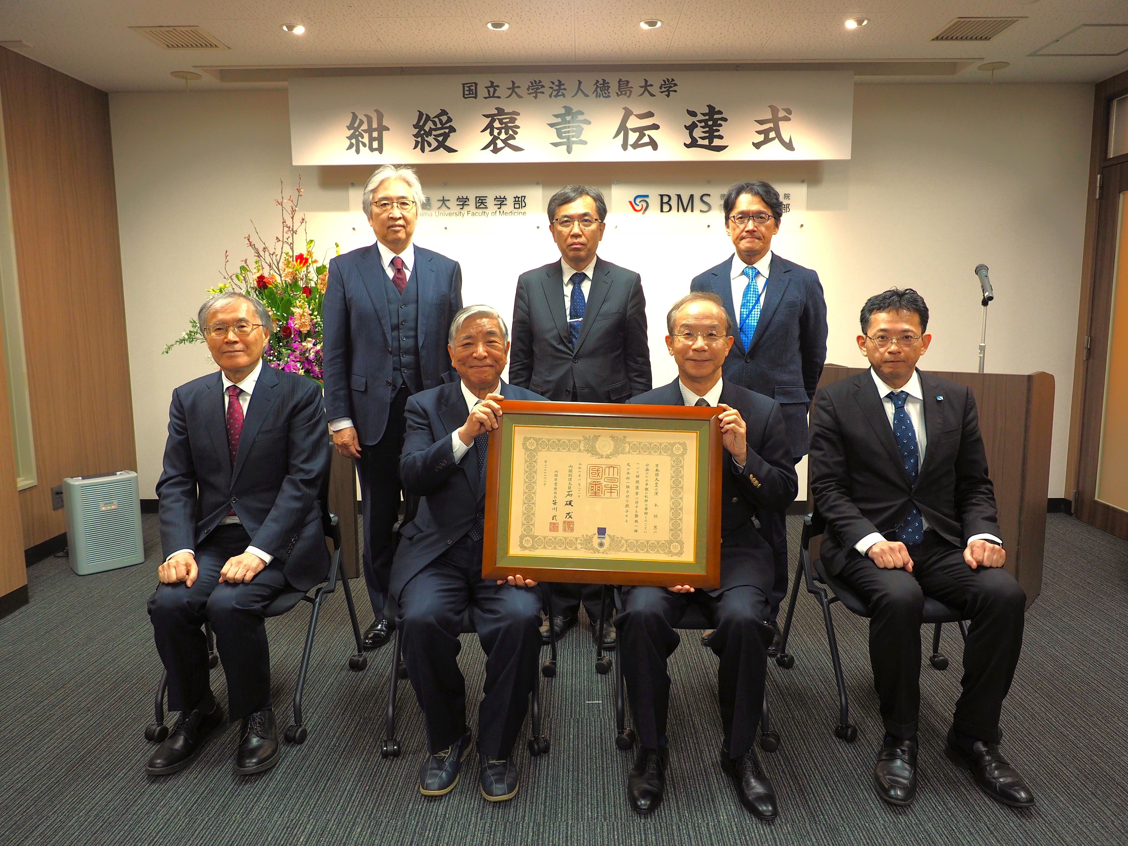 濱本氏と学長・関係者集合写真