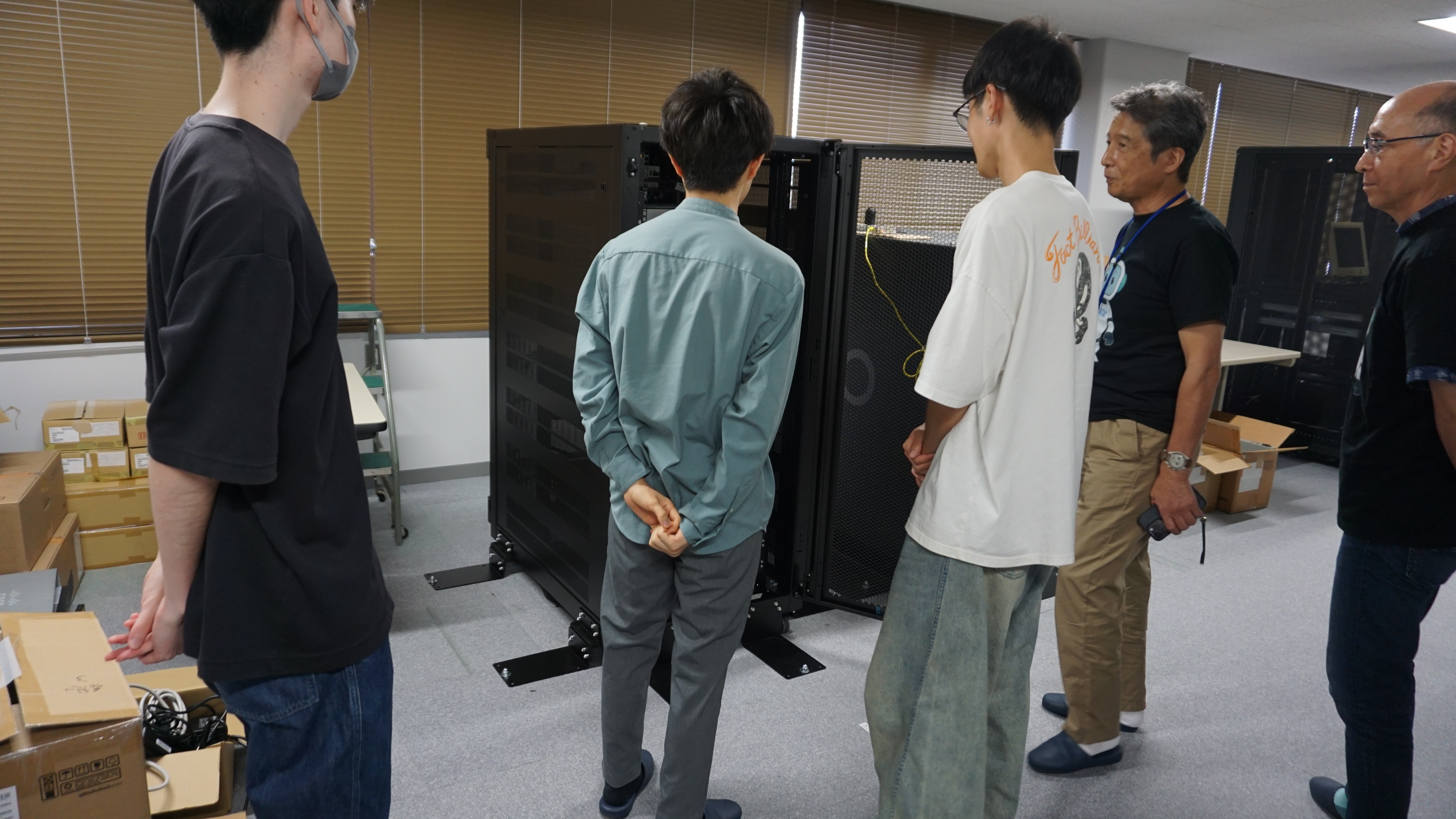 AI開発に使われるGPUサーバを見学する参加者
