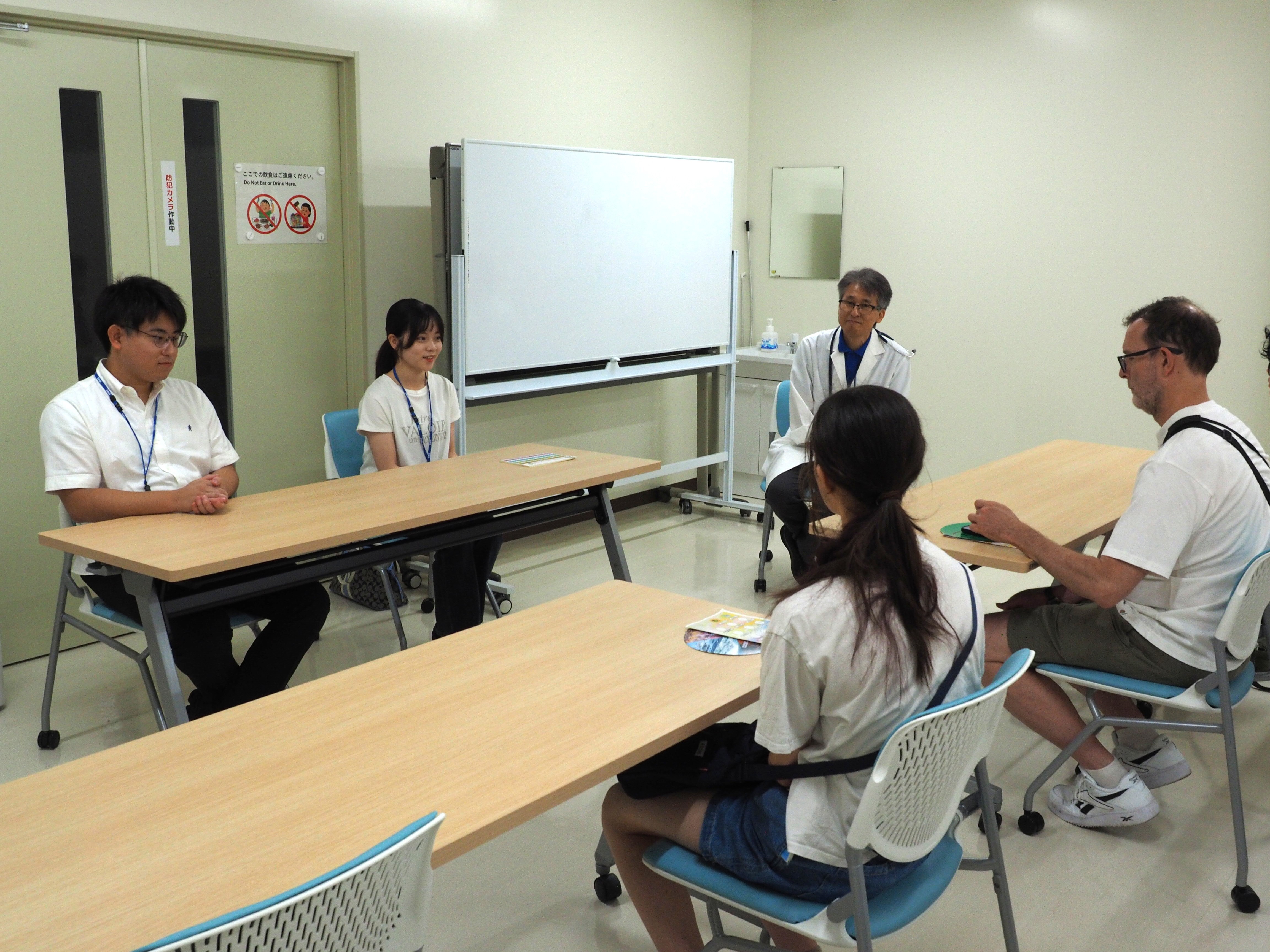 09_医学生との座談会ブース.JPG