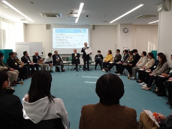 学生時代の経験を語る河村学長