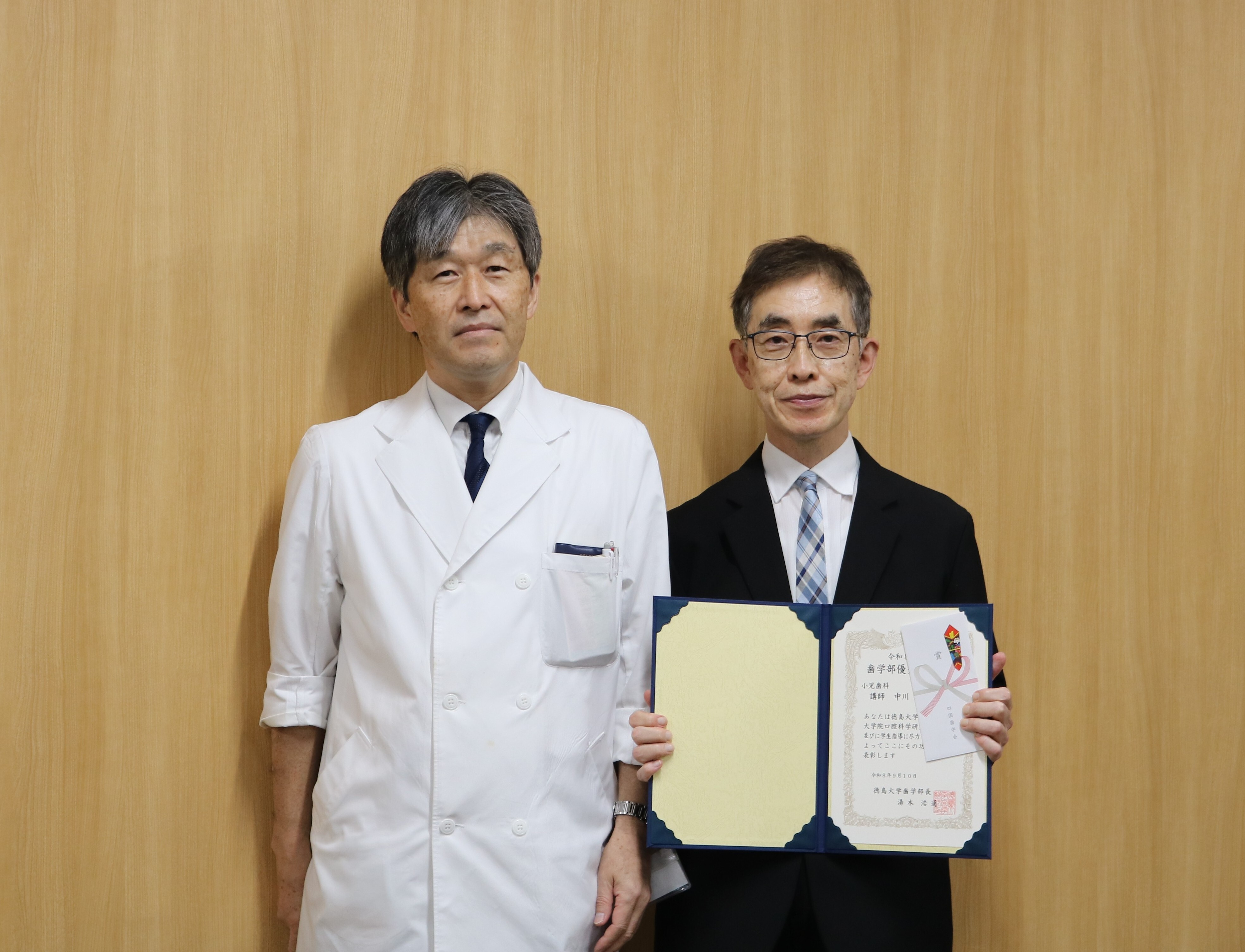 左が湯本歯学部長、右が中川講師