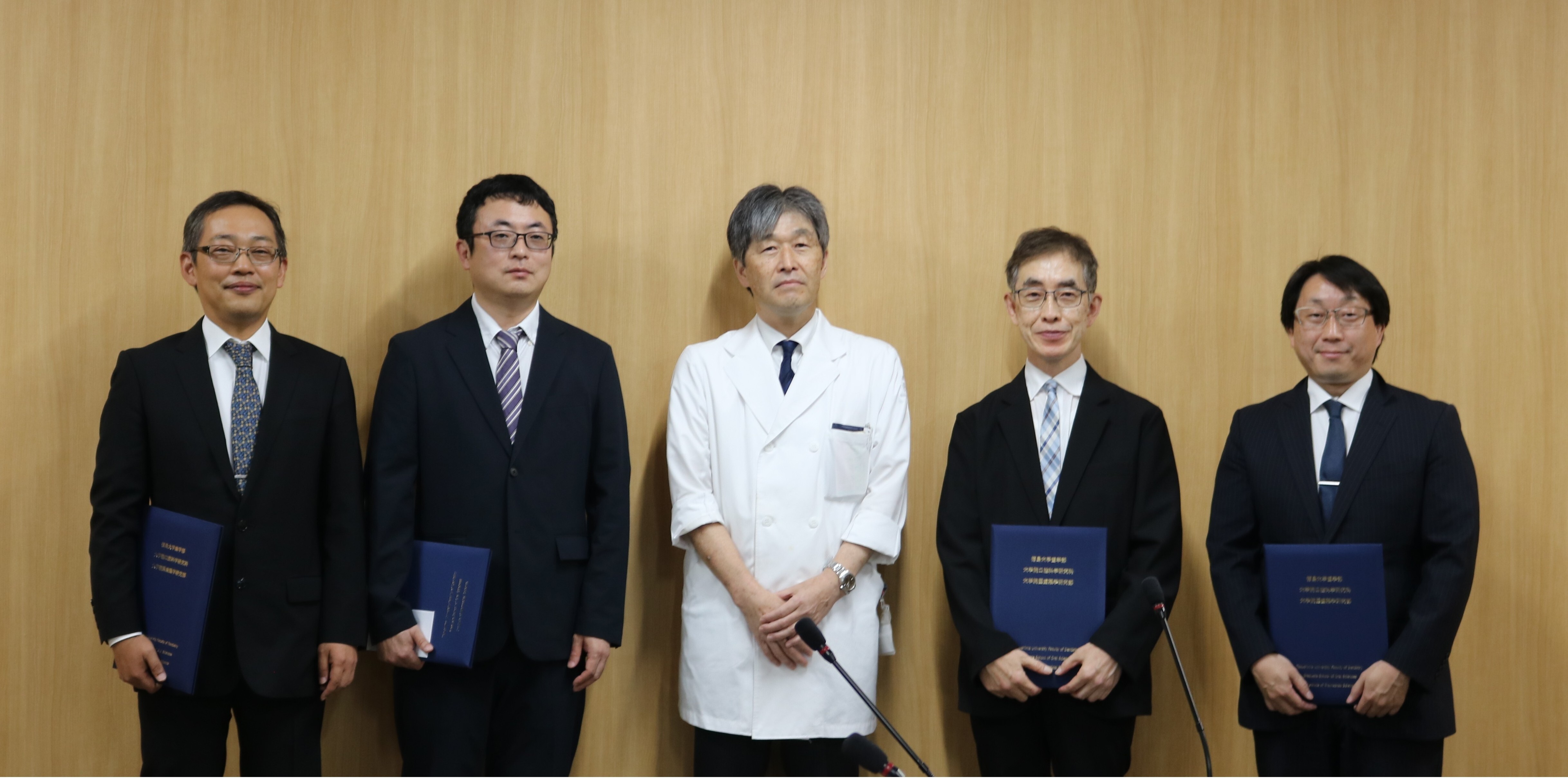 全体写真。左より北村助教、日浅准教授、湯本歯学部長、中川講師、大島准教授