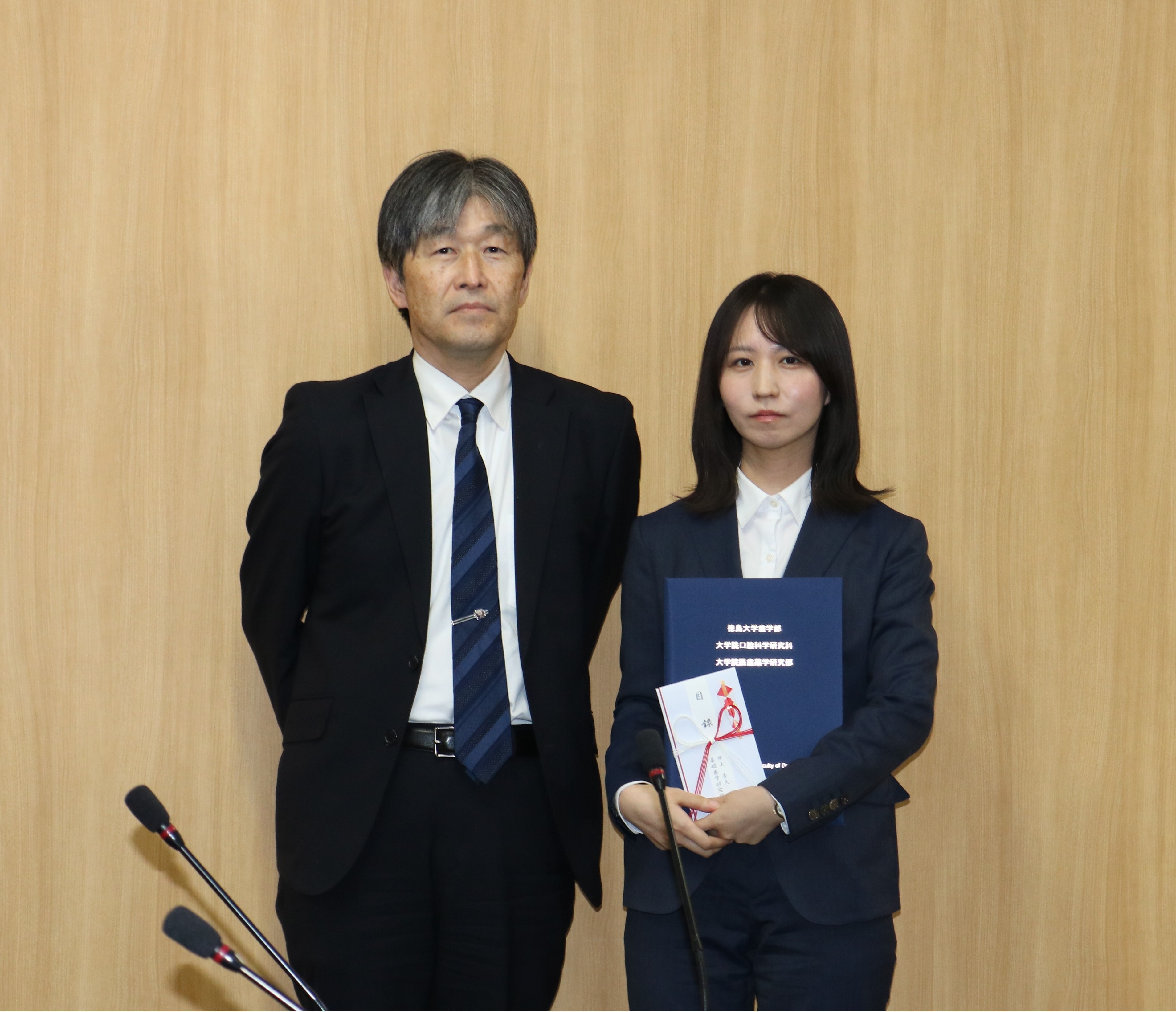 湯本学部長(左)、永尾瑠佳助教(右