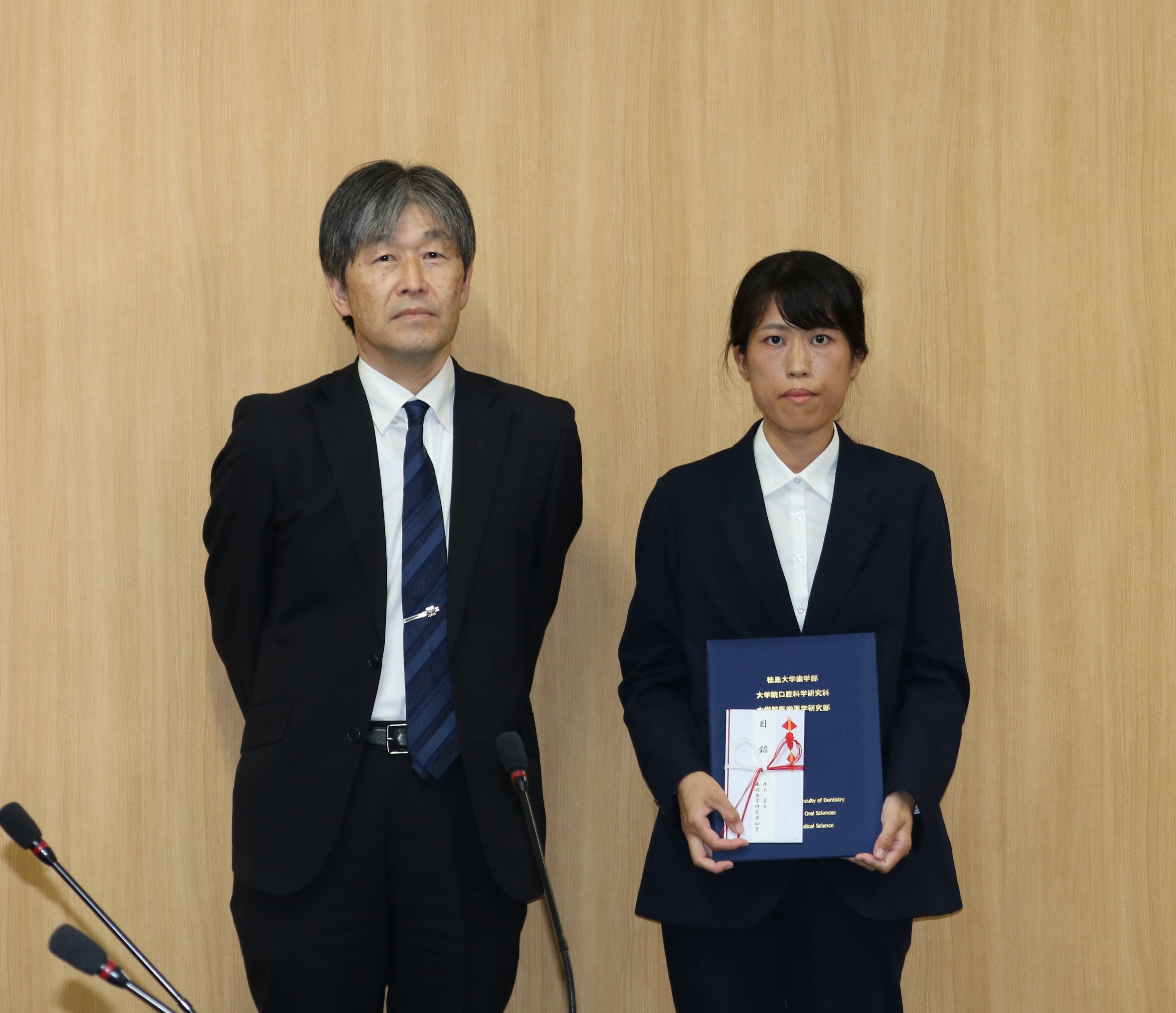 湯本学部長(左)、福場真美助教(右)