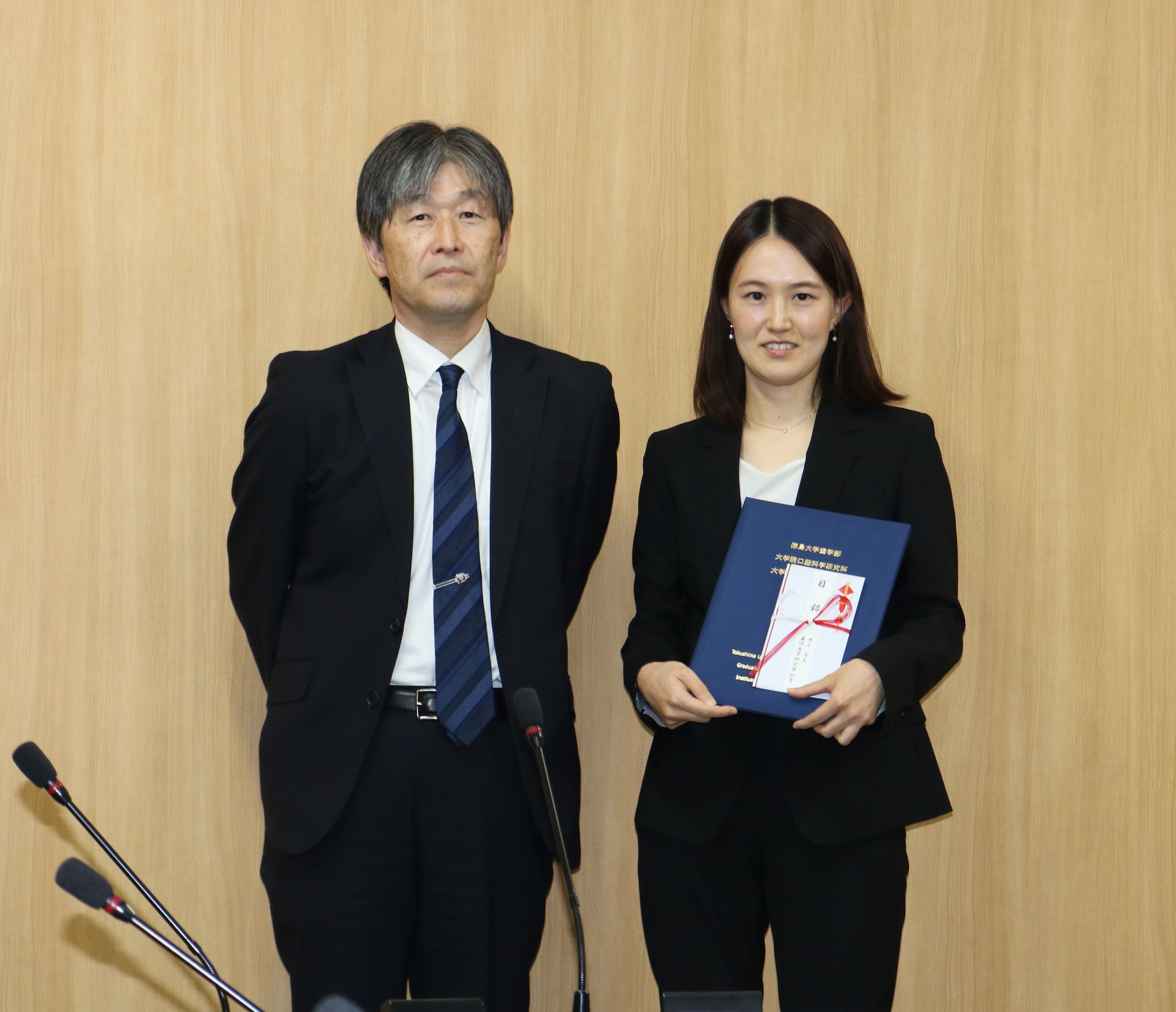 湯本学部長(左)、木戸理恵助教(右)