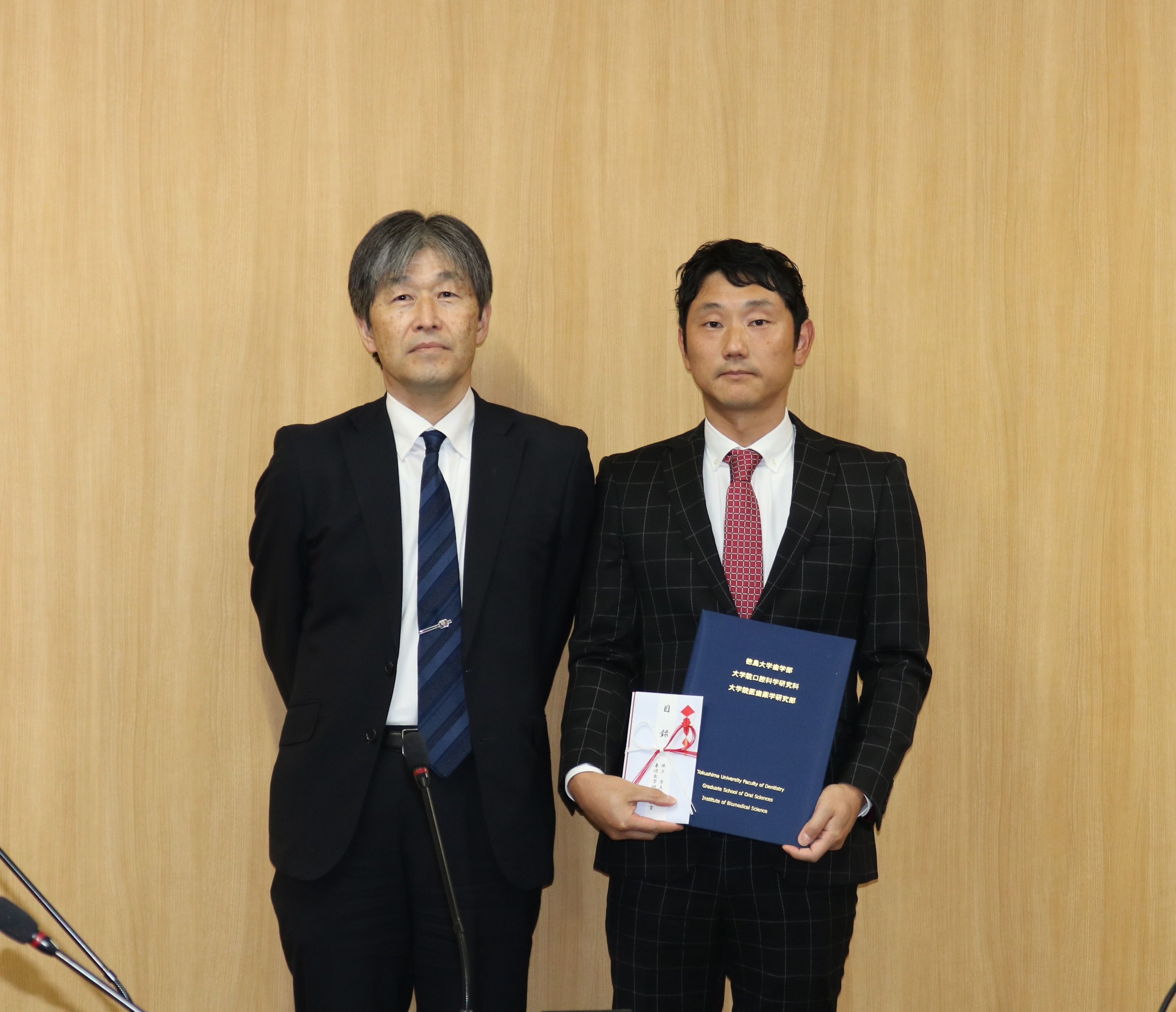 湯本学部長(左)、眞田洋平助教(右）
